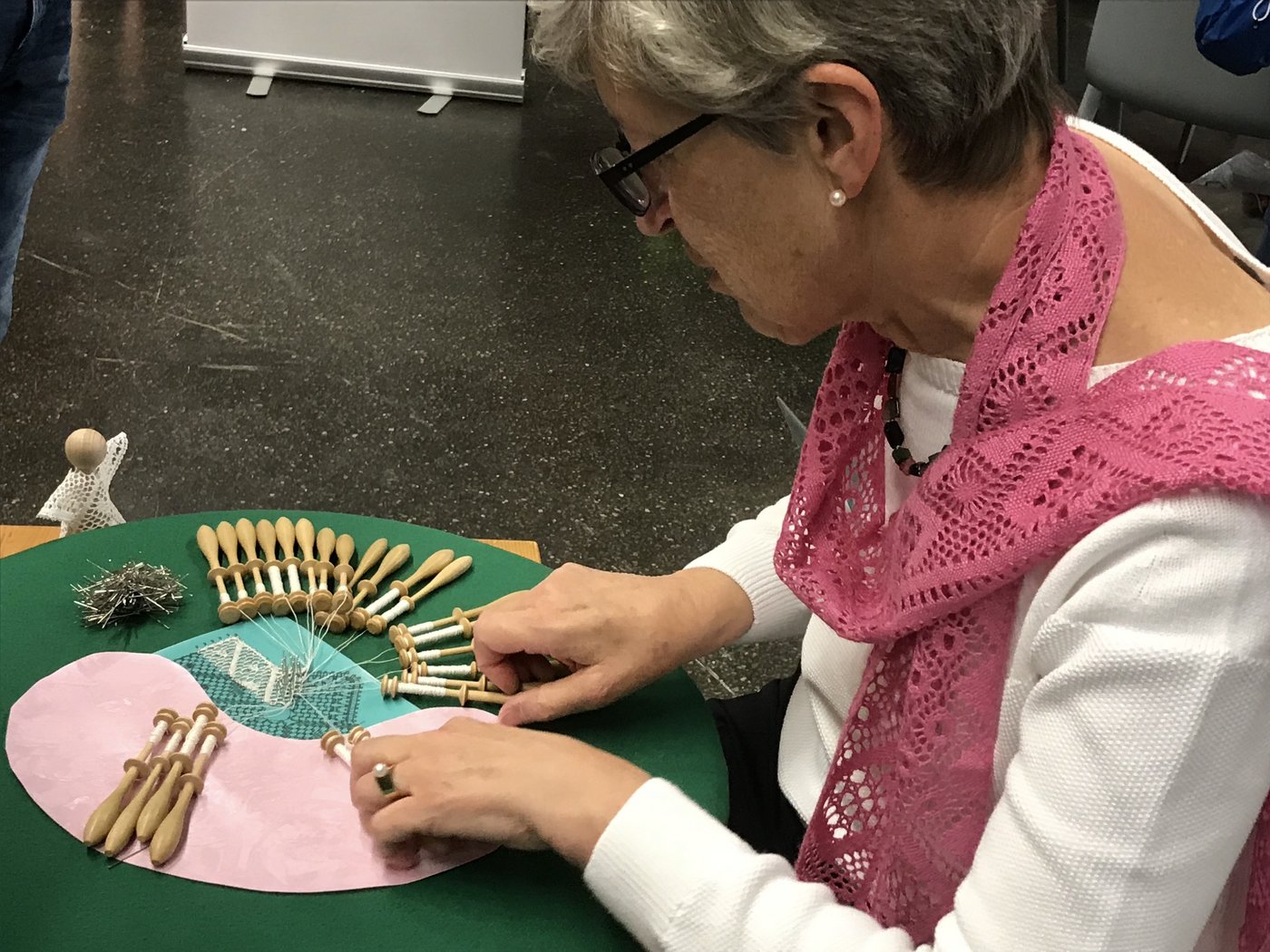 Eine Schauklöpplerin an der Olma führt ihr Handwerk vor.