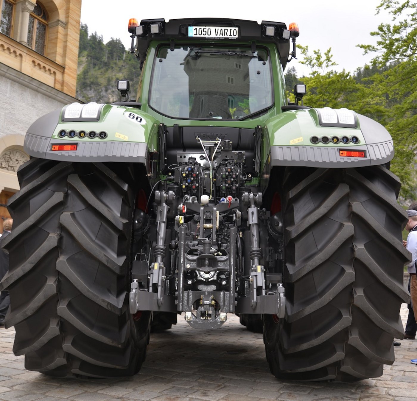 Die 900/65 R46-Bereifung ist gewaltig.