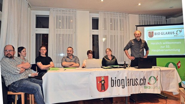 Der Vorstand von Bio Der Vorstand von Bio Glarus mit Präsident Richi Bamert (r.) an der kontroversen Hauptversammlung, bei der sich die Mitglieder gegen Bio Suisse stellten.