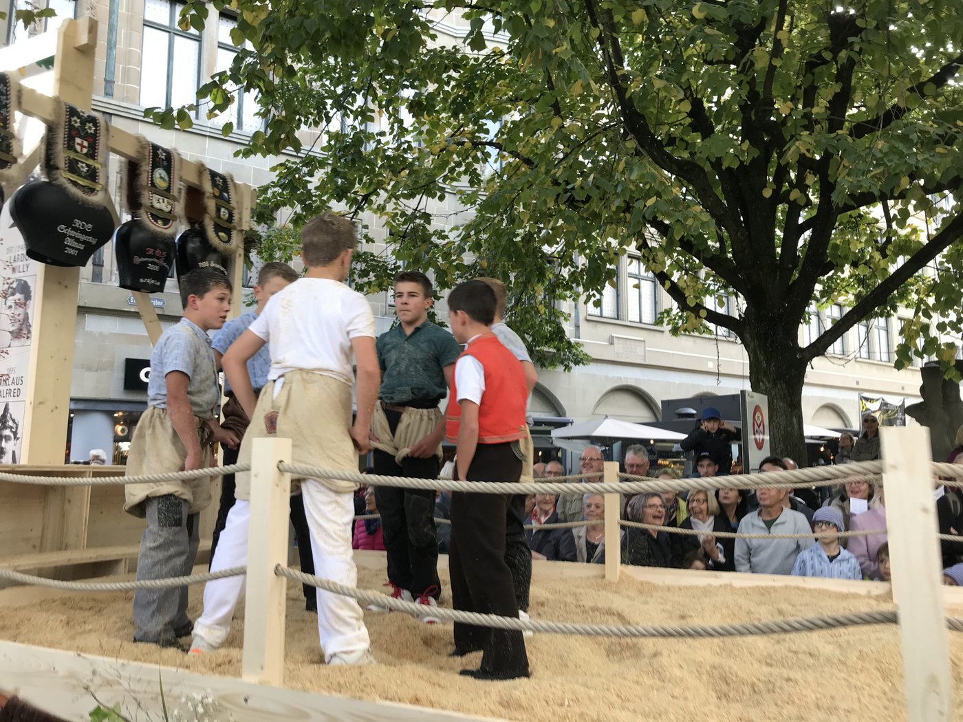 Der eidgenössische Schwingerverband führte einen fahrenden Ring vor.