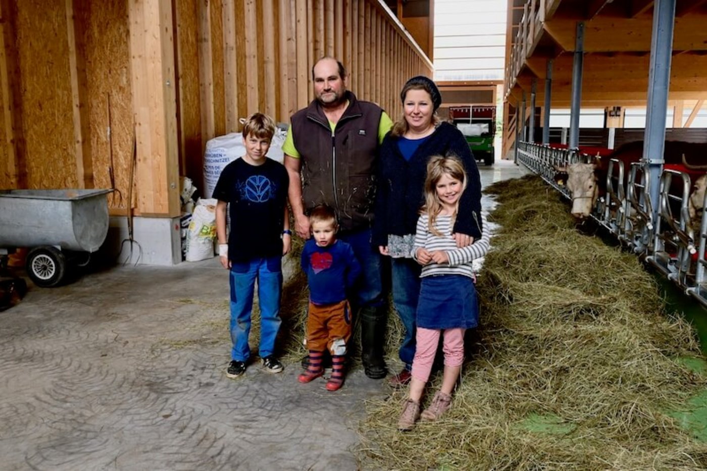 Familie Hofstetter ist froh, dass die Kühe wohlbehalten von der Alp zurückgekommen sind. (Bild Jasmine Baumann)