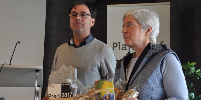 Die Preisträger vom Bio Grischun Preis. Simon Willi, Präsident, und Geschäftsführerin Maria Egenolf. (Bild nb)