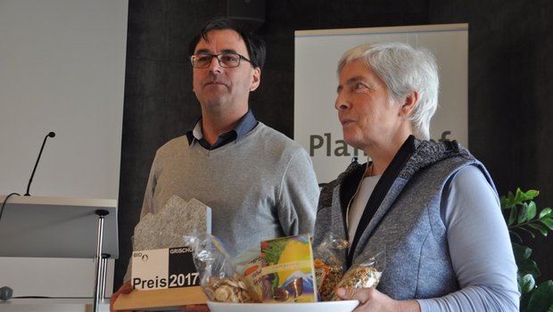 Die Preisträger vom Bio Grischun Preis. Simon Willi, Präsident, und Geschäftsführerin Maria Egenolf. (Bild nb)