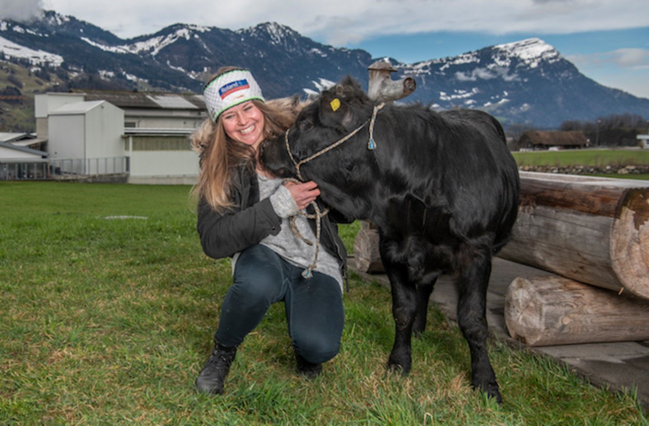 Die glückliche Skifahrerin gewinnt als Preis ein Eringer Kalb. (Bild Blick/Toto Marti)