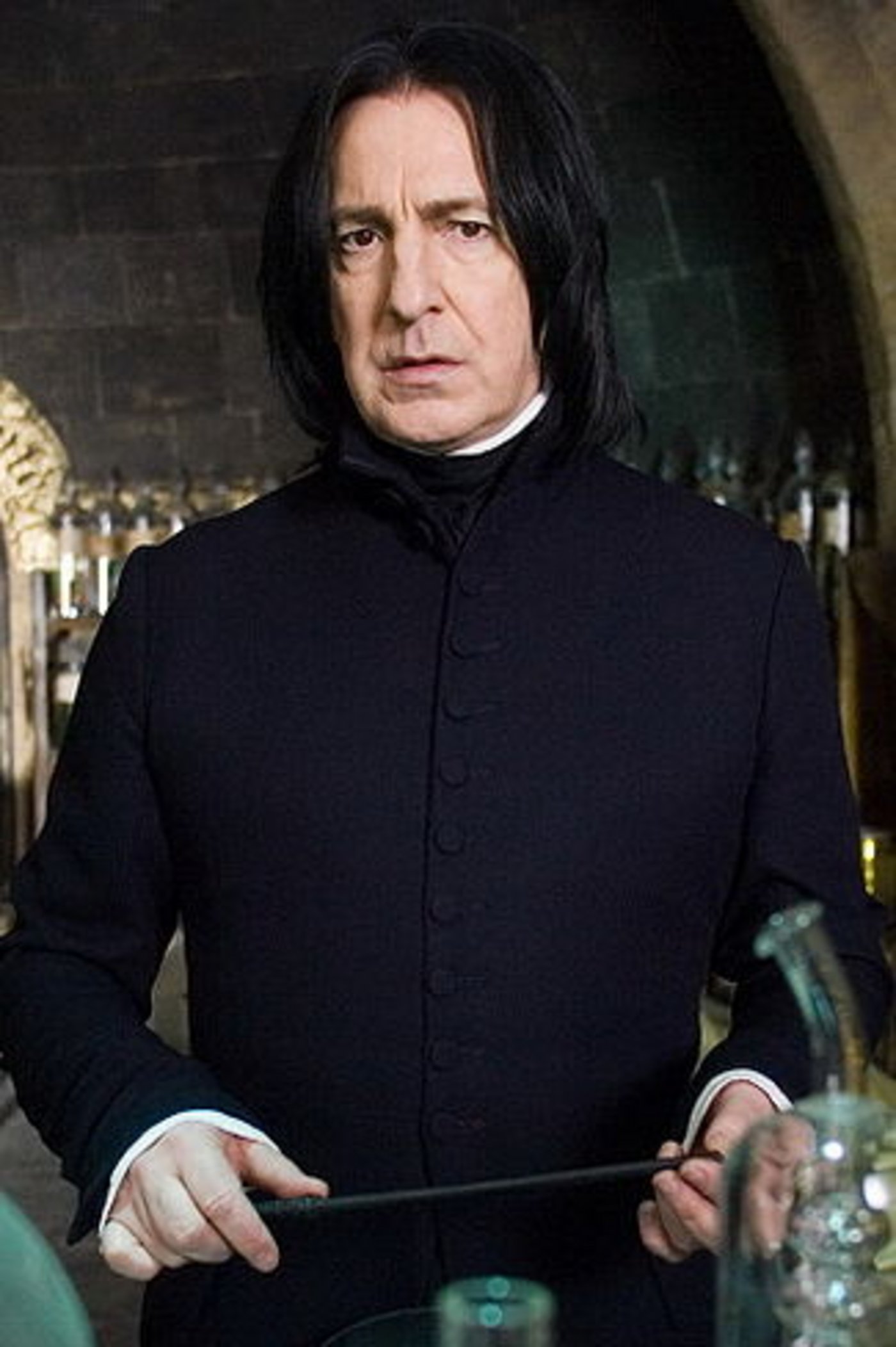 Der Zaubertrankmeister Severus Snape (gespielt von Alan Rickmann, der 2016 verstorben ist) gilt durch die ganze Buchreihe als Bösewicht und entpuppt sich am Ende als heimlicher, wenn auch tragischer Held. (Bild Harry Potter and the Order of the Phoenix)