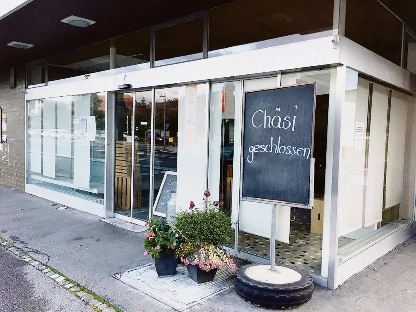 Das Schild am ehemaligen Eingang sagt, dass in Worb der traditionelle Chäsi-Laden geschlossen ist. (Bild Jasmin Lüthi)