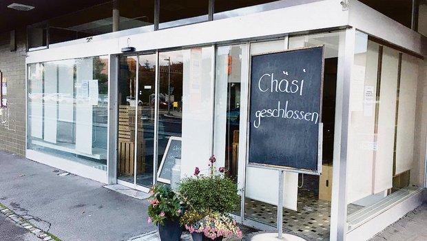 Das Schild am ehemaligen Eingang sagt, dass in Worb der traditionelle Chäsi-Laden geschlossen ist. (Bild Jasmin Lüthi)