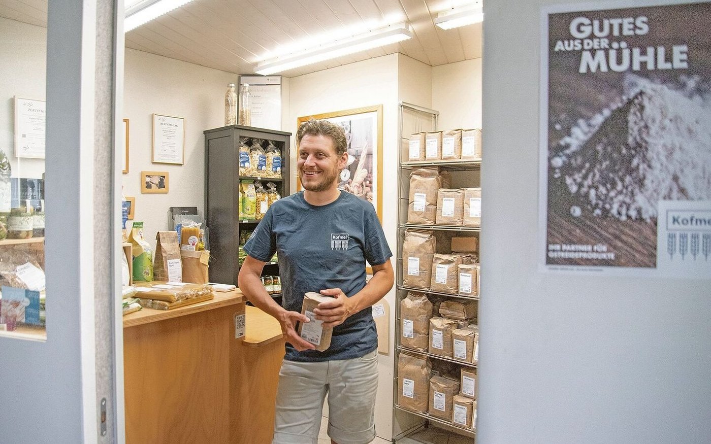 Christian Kofmel im Mühlenladen, wo unzählige Backmehle, attraktive Mehlmischungen sowie Tierfuttermischungen für Nutz- und Heimtiere angeboten werden.