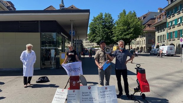 Werner Locher (am Megafon) und Rudi Berli anlässlich der heutigen Protestaktion mit Shredder. (Bild akr)