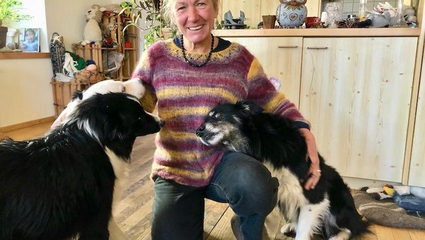 Gaby Famos mit ihren drei Hunden Dakini, Spirit und Shanta (v. l. n. r.), in ihrem Zuhause in Vnà GR. Die vier verbringen den Sommer grösstenteils mit 400 Schafen auf der Alp. (Bilder Esther Thalmann)