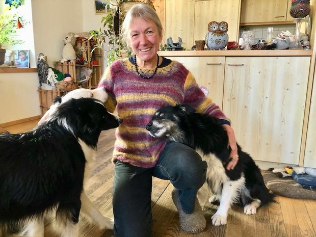 Gaby Famos mit ihren drei Hunden Dakini, Spirit und Shanta (v. l. n. r.), in ihrem Zuhause in Vnà GR. Die vier verbringen den Sommer grösstenteils mit 400 Schafen auf der Alp. (Bilder Esther Thalmann)