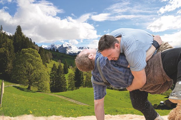 Schwingende Bauern In der Heimat des ehemaligen Schwingerkönigs Kilian Wenger gibt es einen Schwingerweg. (Bild, zusammengesetzt Rolf Eicher / Christian Germann)