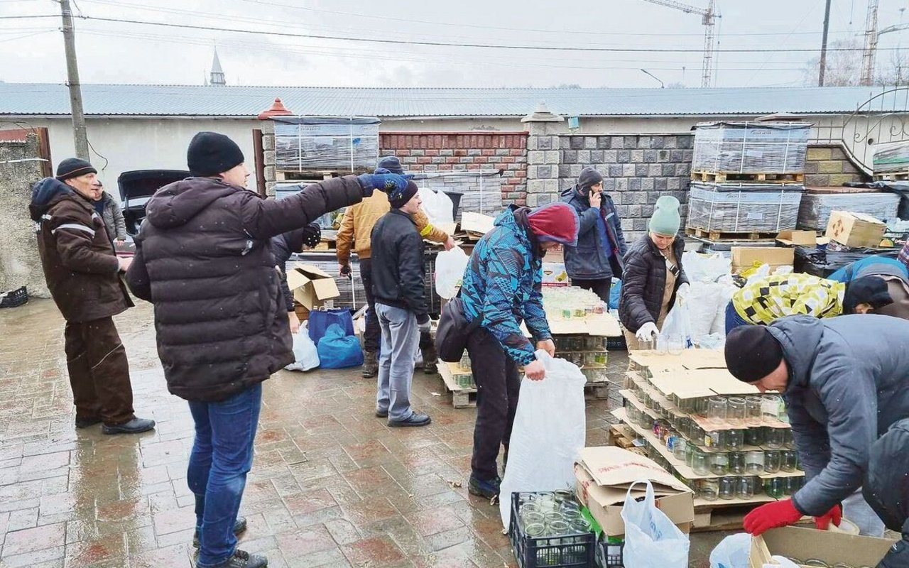 Auch innerhalb der Ukraine ist die Hilfsbereitschaft gross. In Vinnytsa, gut 70 km von der Farm Zoloti Luky entfernt, werden Hilfsgüter an einem Sammelpunkt zusammengeführt und anschliessend ins Kriegsgebiet transportiert.