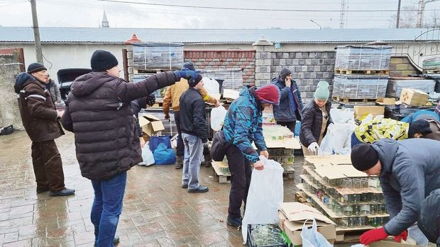 Auch innerhalb der U Auch innerhalb der Ukraine ist die Hilfsbereitschaft gross. In Vinnytsa, gut 70 km von der Farm Zoloti Luky entfernt, werden Hilfsgüter an einem Sammelpunkt zusammengeführt und anschliessend ins Kriegsgebiet transportiert.