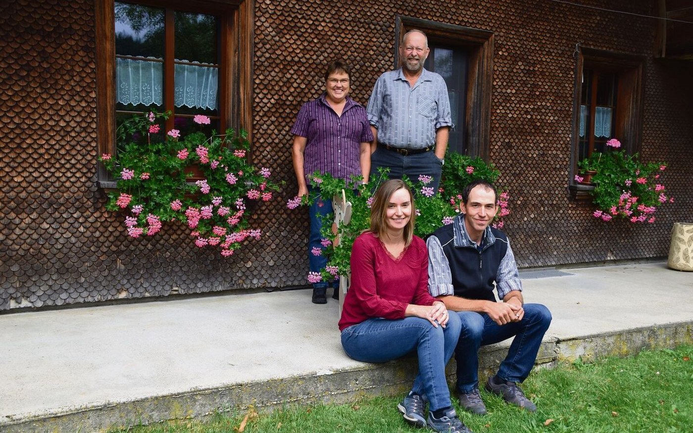 Für die Hirtenfamilie Meister bedeutet die Lüderenalp alles: Fritz und Elisabeth mit Sohn Christian und dessen Frau Sabine Meister. Seit vier Generationen ist die Familie Meister auf der Hinteren Lüderenalp als Hirten angestellt.  