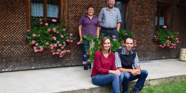 Für die Hirtenfamilie Meister bedeutet die Lüderenalp alles: Fritz und Elisabeth mit Sohn Christian und dessen Frau Sabine Meister. Seit vier Generationen ist die Familie Meister auf der Hinteren Lüderenalp als Hirten angestellt.  