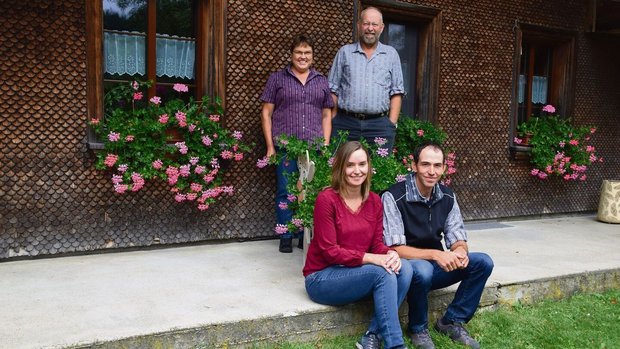 Für die Hirtenfamili Für die Hirtenfamilie Meister bedeutet die Lüderenalp alles: Fritz und Elisabeth mit Sohn Christian und dessen Frau Sabine Meister. Seit vier Generationen ist die Familie Meister auf der Hinteren Lüderenalp als Hirten angestellt.