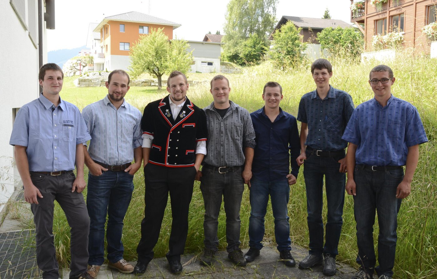 Sie erreichten die besten Notendurchschnitte (v. l. n. r.): Christian Renggli, Mario Bucher, Ueli Huwiler, Marcel Portmann, Stefan Scheuber, Raphael von Ballmoos, Martin Wechsler.