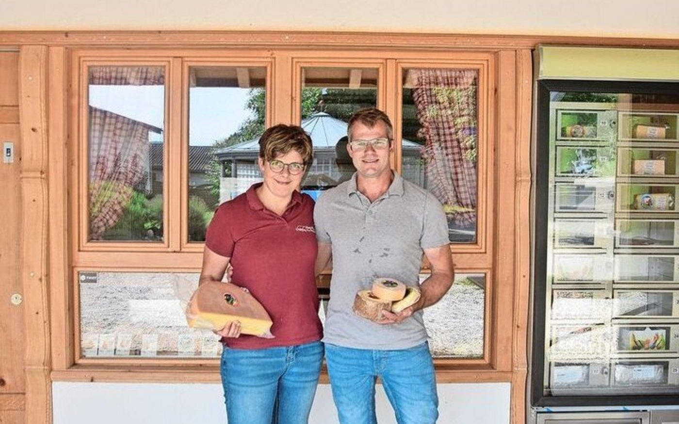 Elmar und Maya Schmid vor ihrem Hofladen im Dorf.