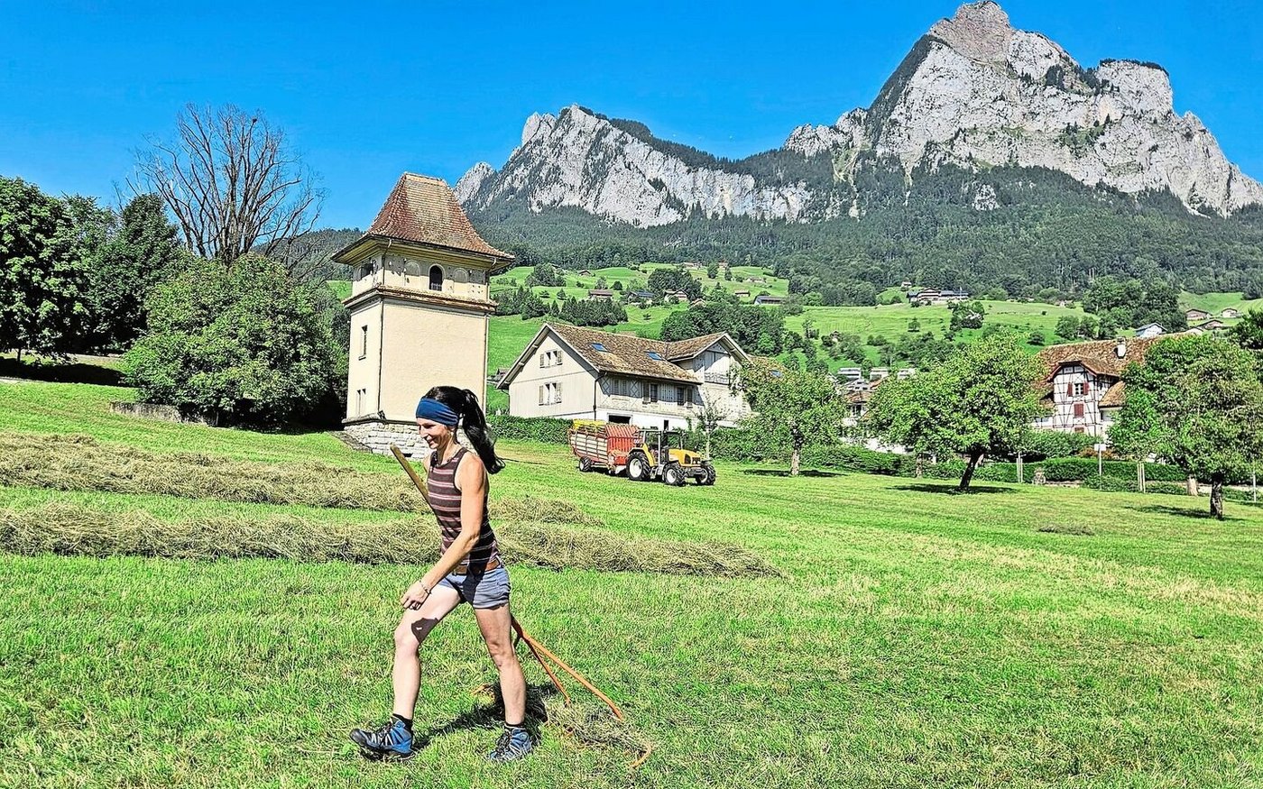 Andere machen in ihrer Freizeit Sport, Ursi Reichlin ist mit dem Schlepprechen zügig unterwegs.