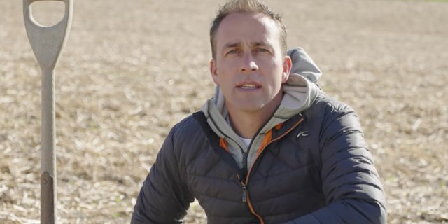 Bei No-Till sind Herbizide wichtig, um die Unkräuter ohne Störung des Bodens zu kontrollieren. «Ohne Pflanzenschutzmittel wären solche zukunftsträchtigen Systeme nicht mehr möglich», so Reto Minder. (Bild Screenshot Youtube)