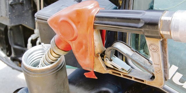 Mit zahlreichen Massnahmen lässt sich Diesel einsparen. So können die Kosten für Treibstoffe gesenkt werden. (Bild Andreas Leu, Inforama)