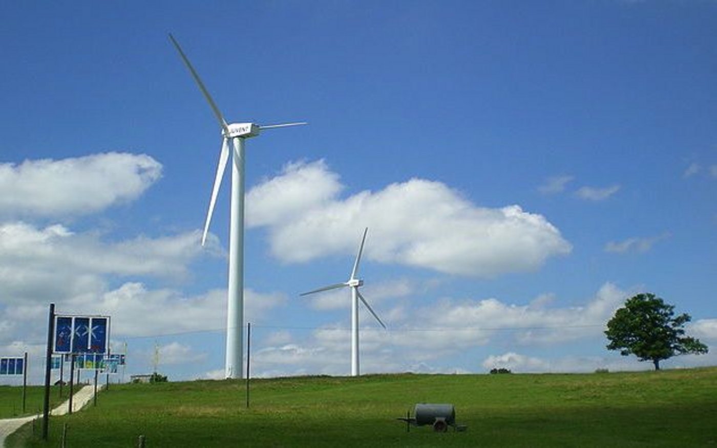 Kommt im Wallis ein neuer Windpark? Hier die Windräder auf dem Mont Crosin (Berner Jura). (Bild: Leyo)