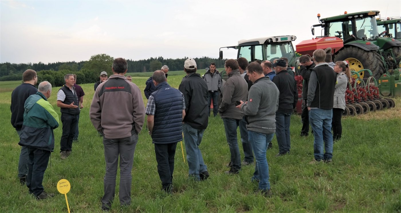 Die Teilnehmer auf dem Feld beim Vortrag von Remo Petermann.