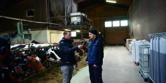 Landwirt Philipp Schläpfer (rechts) aus Flaach ZH mischt für seine Galtkühe alle vier Tage eine neue Ration aus Ökoheu, Maissilage, etwas älterem Belüftungsheu und einer Grassiloballe zusammen. 