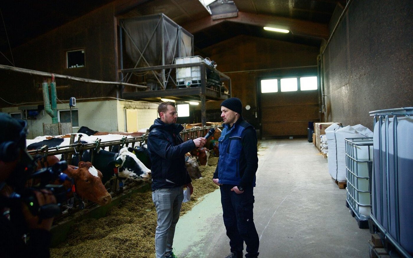 Landwirt Philipp Schläpfer (rechts) aus Flaach ZH mischt für seine Galtkühe alle vier Tage eine neue Ration aus Ökoheu, Maissilage, etwas älterem Belüftungsheu und einer Grassiloballe zusammen. 