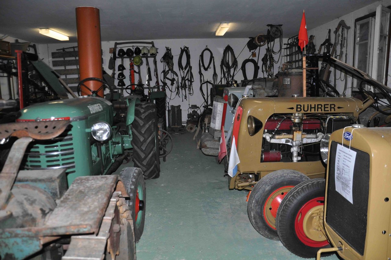 24 alte Traktoren und fünf Einachser sind Hauptattraktion des Landwirtschaftsmuseums in Gündisau ZH. (Bild nb)