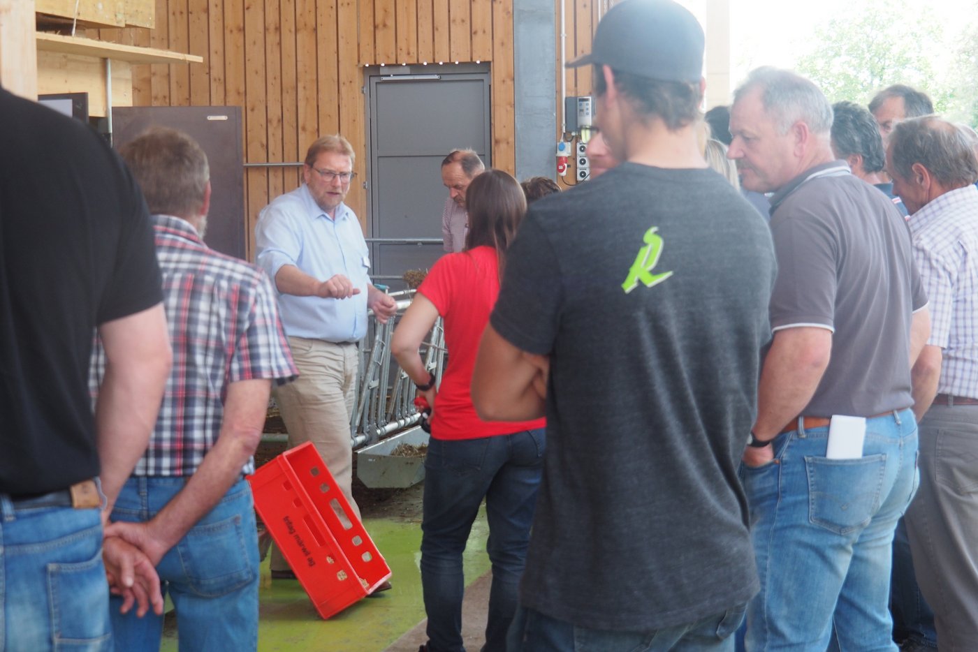 Roger Bolt erläutert eine Versuchsanlage mit Muni-Tränkern.