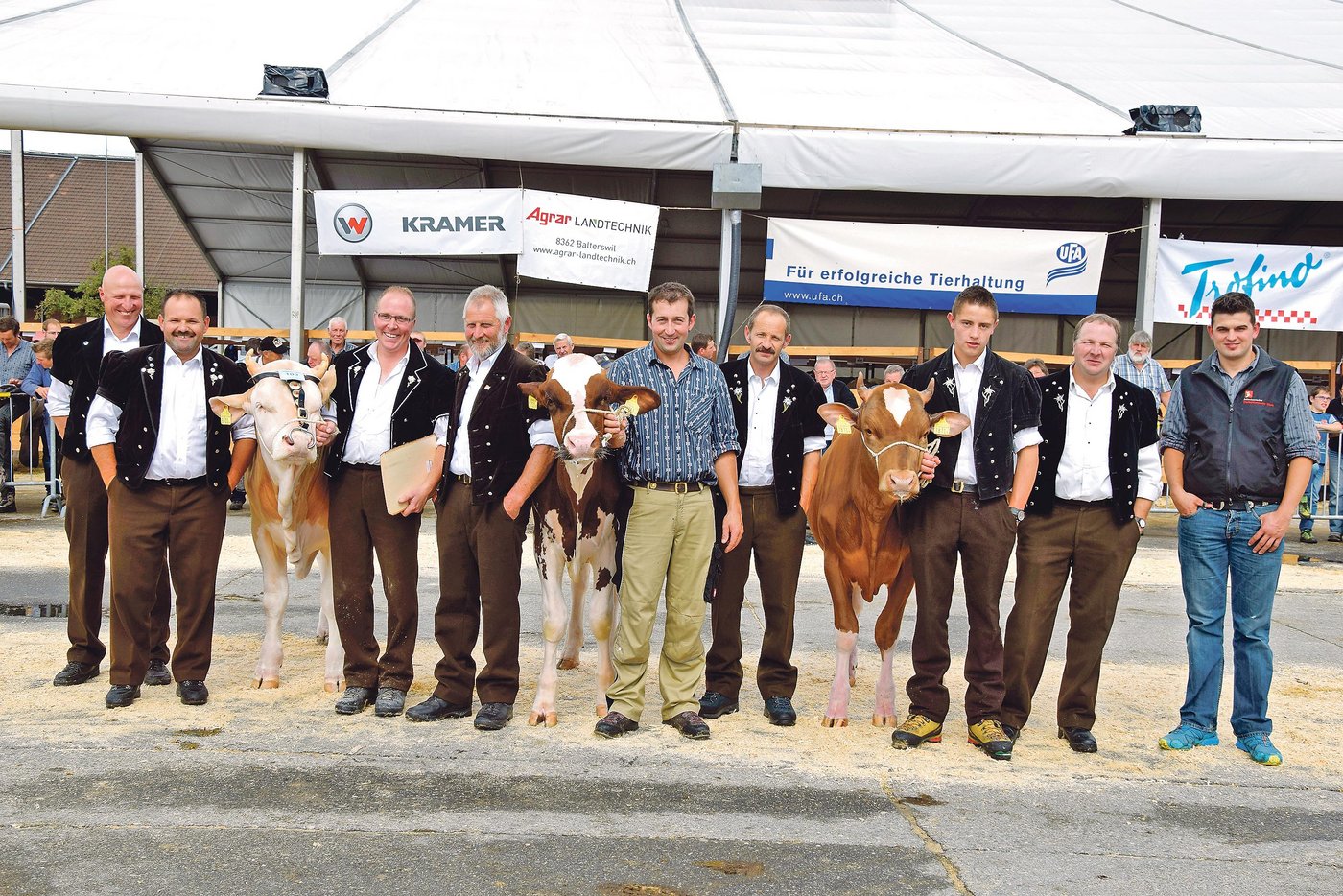 Die Sieger bei den Stierkälbern (v. l. n. r.): Picasso Firn (Simmental), Hansueli Brügger, Frutigen BE; Schüpachs Galba Toledo (Red Holstein/Holstein), Jakob Schenk, Eggiwil BE und Odyssey Toni (Swiss Fleckvieh), Rolf Dummermuth, Fahrni b. Thun BE.