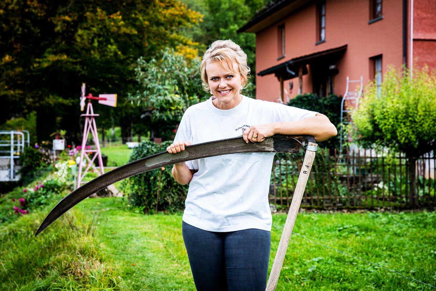 Brigitte Inderbitzin trainiert für die Schweizermeisterschaften im Handmähen.