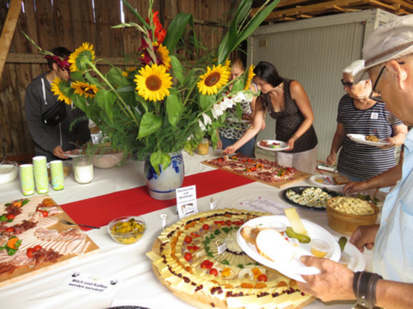 Der traditionelle Brunch ist beliebt und bringt Bauer und Kunde in Kontakt. Die Gastgeber werden unterstützt. (Bild BauZ)