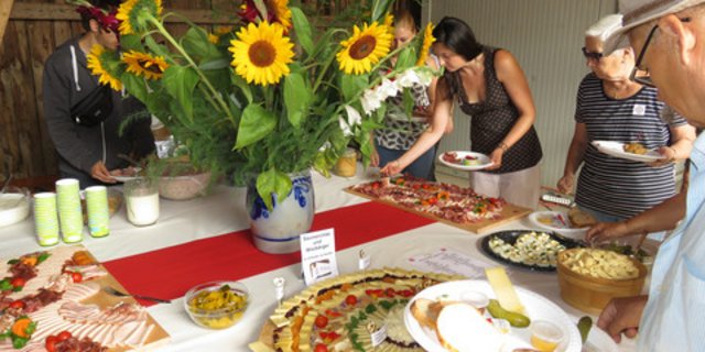 Der traditionelle Brunch ist beliebt und bringt Bauer und Kunde in Kontakt. Die Gastgeber werden unterstützt. (Bild BauZ)