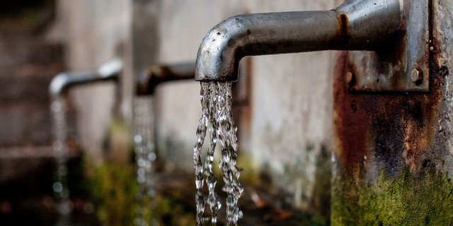 Sauberes Trinkwasser liegt Bäuerinnen und Bauern sehr am Herzen. Trotzdem bekämpfen sie die Trinkwasser-Initiative. Sie sind überzeugt: Für sauberes Trinkwasser, braucht es diese Initiative nicht. (Symbolbild Pixabay)
