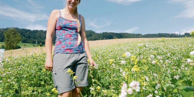 «Die Betreuung des Projektes ist ziemlich zeitaufwendig und kein Selbstläufer»: Aline Gerber in ihrer publikumsfinanzierten Bienenweide. (Bild de)