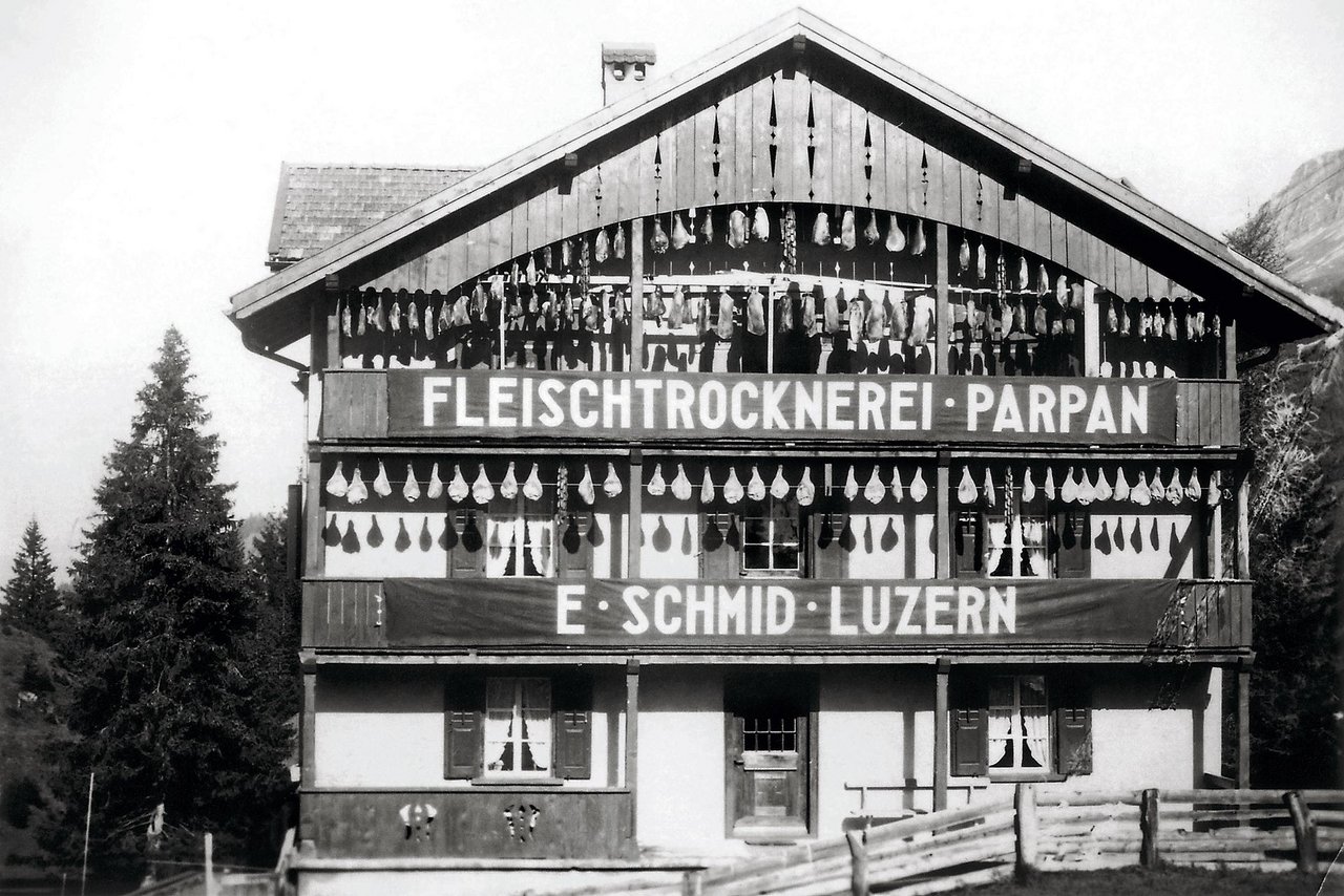 Eine historische Aufnahme der Fleischtrocknerei Brügger in Parpan, der Stätte, an der die professionelle Trocknung von Fleisch begann.