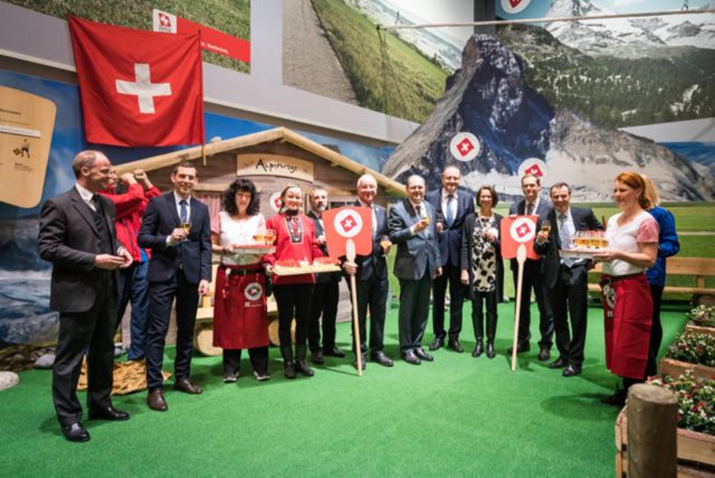 Von rechts: AMS-Präsident Urs Schneider, Michael Müller, Bürgermeister von Berlin, Christine Schraner Burgener, Schweizer Botschafterin in Berlin, Joachim Rukwied, Präsident Deutscher Bauernverband, Christian Schmidt, Deutscher Landwirtschaftsminister, BLW-Direktor Bernard Lehmann, Hanspeter Kern, SMP-Präsident, Roger Gut, Präsident Arbeitsgruppe Messen, Christian Göke, Geschäftsführer der Messe Berlin. 