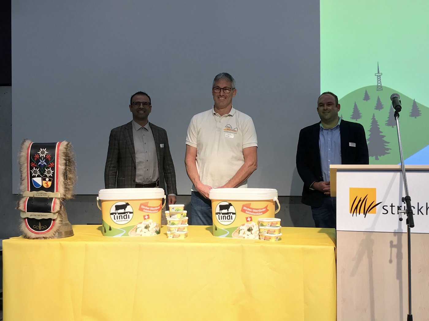 v.l.n.r: Unternehmer Zija Shabani, Käser Stefan Bürki und Projektleiter Daniel Wäfler vom Projektteam «Lindi»