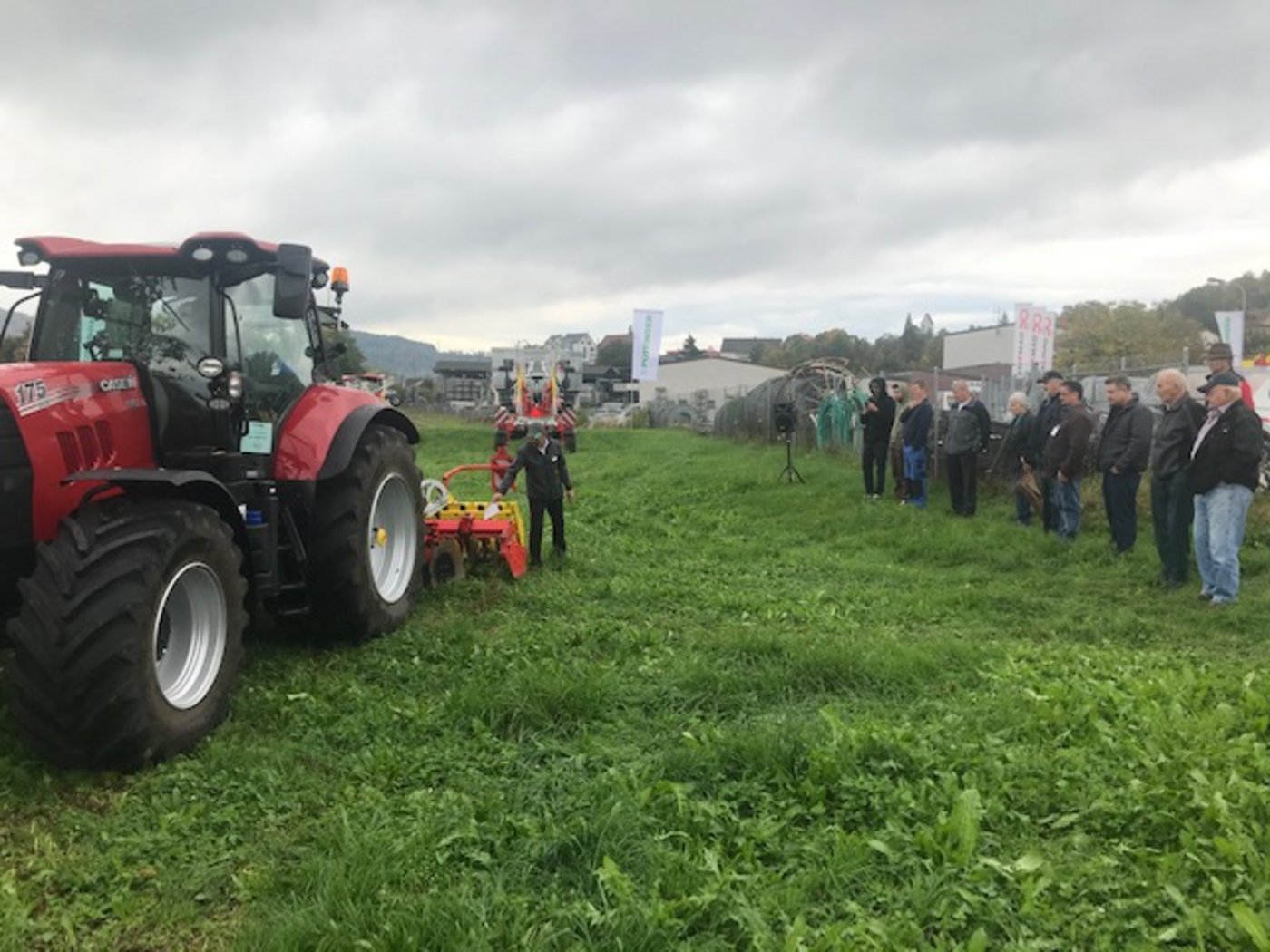 Dem interessierten Publikum werden die Maschinen zwar nicht im Einsatz, aber auf dem Feld vorgeführt. (Bild akr)