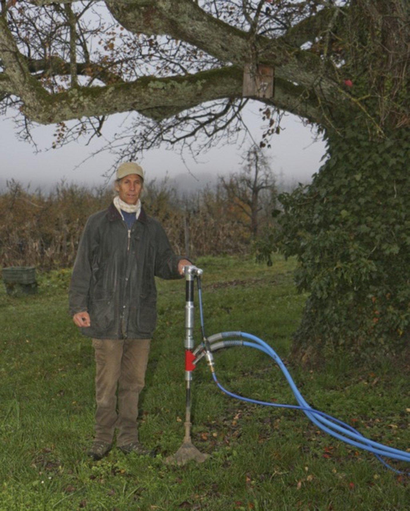 Mit einer Lanze wird Druckluft bis zu 40 cm in den Boden getrieben.