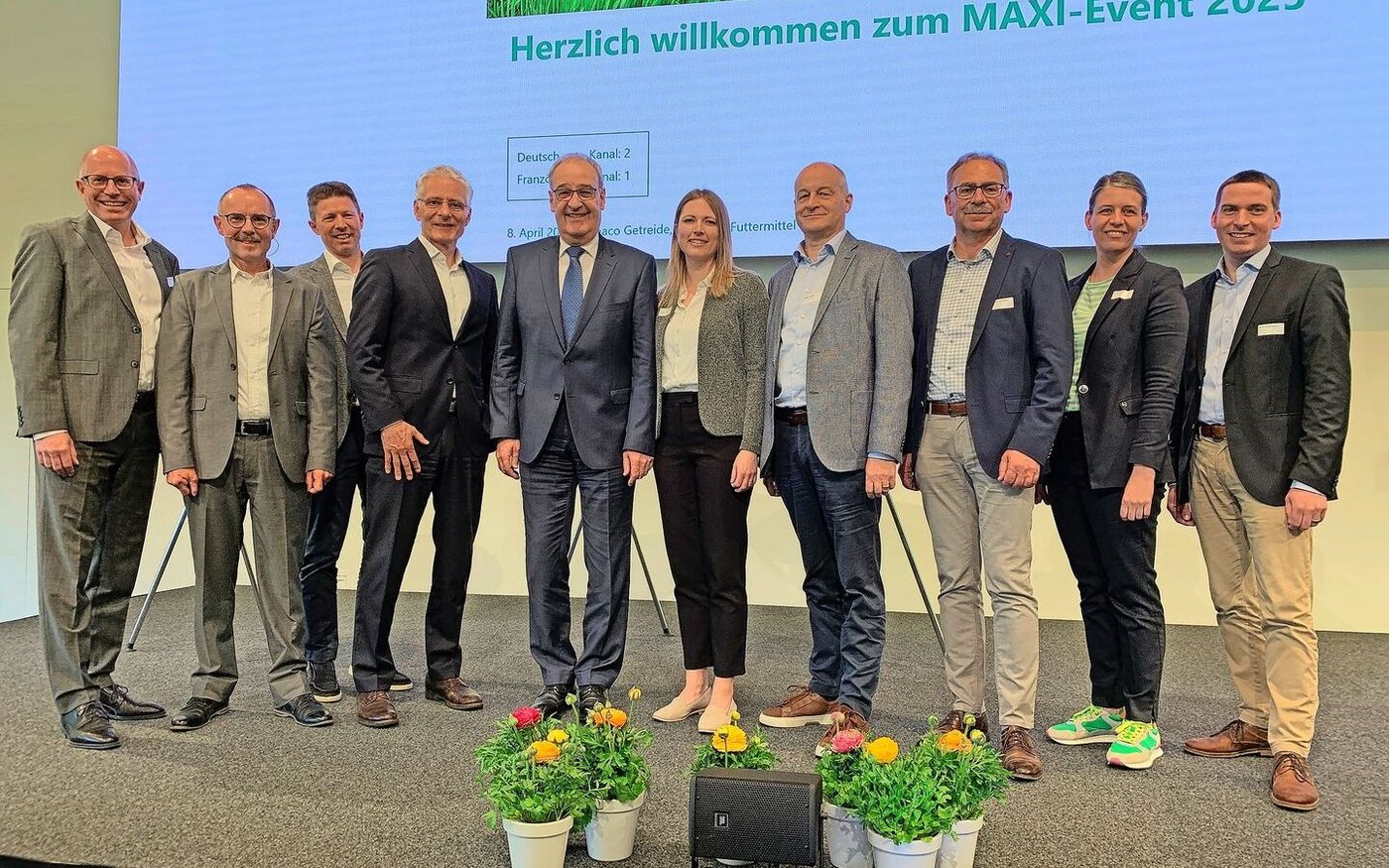 Bundesrat Guy Parmelin (Mitte) mit Vertretern der Fenaco GOF an der Jubiläumsveranstaltung 25 Jahre Maxi Getreidevermarktung. 