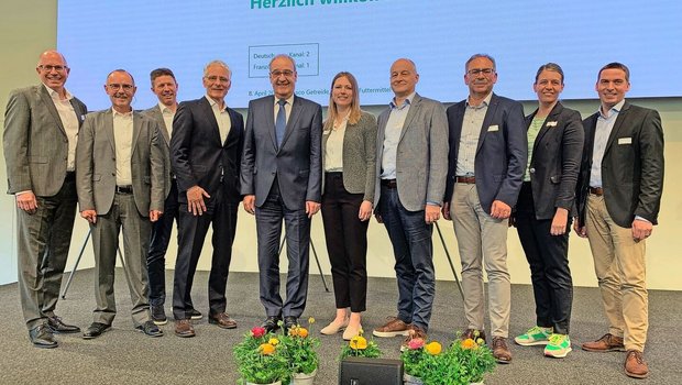 Bundesrat Guy Parmel Bundesrat Guy Parmelin (Mitte) mit Vertretern der Fenaco GOF an der Jubiläumsveranstaltung 25 Jahre Maxi Getreidevermarktung.