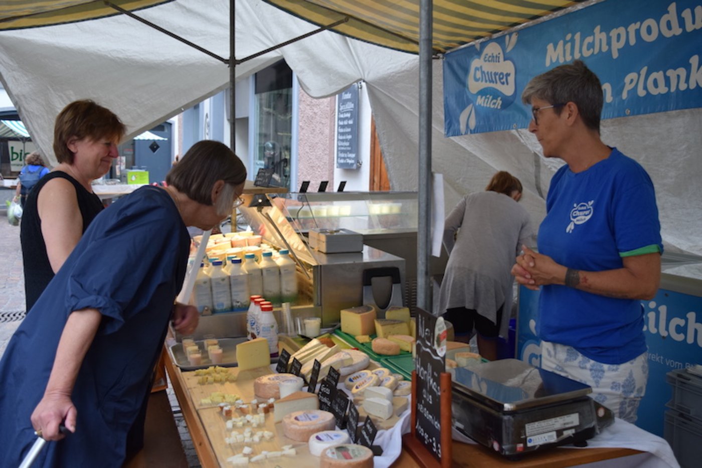 Mirjam Corvi (rechts) schätzt den Kontakt mit den Leuten. Das Marktfahren sei einfach eine coole Sache, sagt sie.
