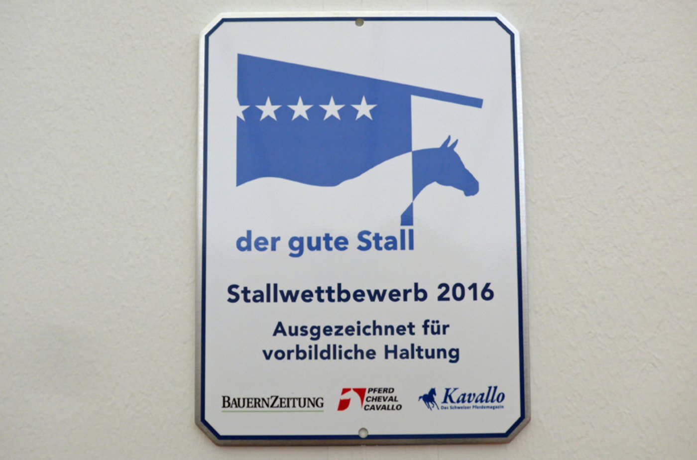 Die Plakette, mit denen die Ausgezeichneten nun ihre Ställe schmücken dürfen. 