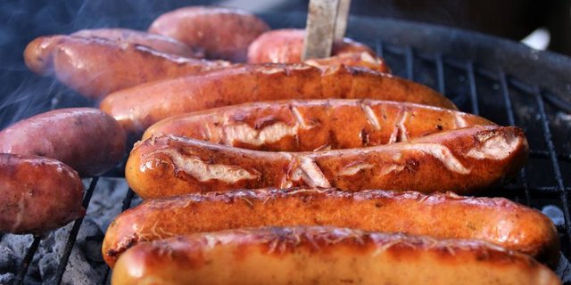 Gutes Wetter während des Lockdowns sorgte für zusätzlichen Schub bei den Sommerwürsten. (Bild Pixabay)