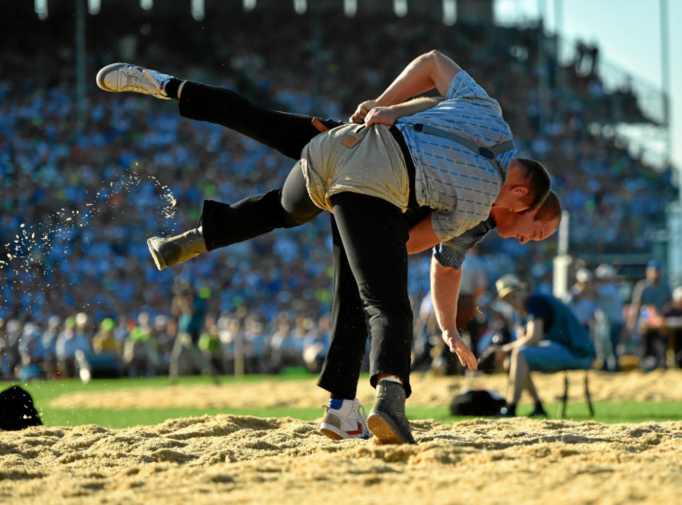 Samuel Giger (im Edelweisshemd) schwingt im ersten Gang gegen Thomas Zaugg