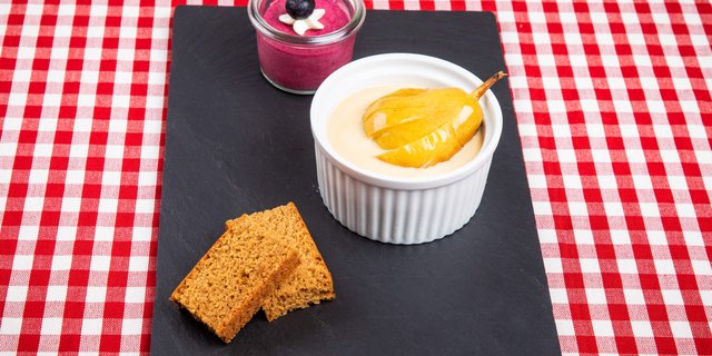 Gebrannte Crème mit Birnen, Heidelbeermousse und Lebkuchen. (Bild SRF/ Ueli Christoffel)